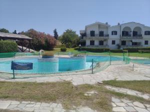 卡兰兹拉Sonia's maisonette with pool n Possidi的大楼前的大型游泳池