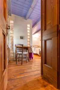 PerfugasBorgo Lu Puleu的客房设有木桌和木门。