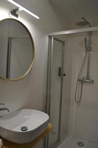阿威罗JM Stay的一间带水槽、淋浴和镜子的浴室