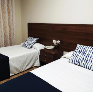 普里埃格·德·科尔多巴哈斯特利亚拉菲旅馆的一间卧室配有两张床,在床头柜上配有一部电话