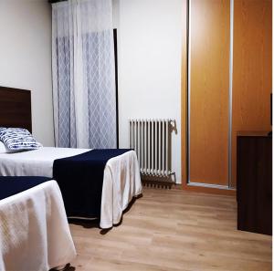 普里埃格·德·科尔多巴哈斯特利亚拉菲旅馆的酒店客房设有两张床和窗户。
