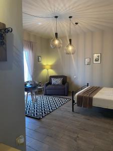 阿彻奇洛斯Fiore di Flora的一间卧室配有一张床、一张沙发和一张桌子