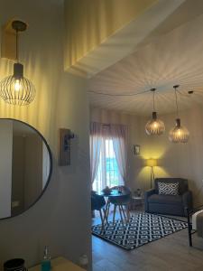 阿彻奇洛斯Fiore di Flora的带沙发和镜子的客厅