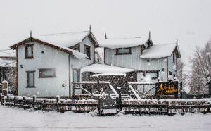埃尔卡拉法特艾乐琛山林小屋的前面的雪覆盖的房子