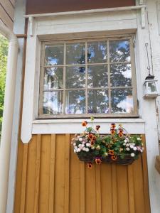 LoppiRauhaa, hyvää unta maaseudulla的木门上的一扇窗户,花盆