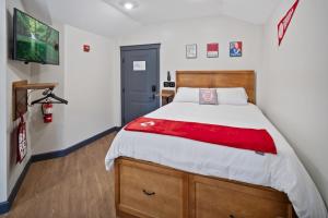 伊萨卡The Dorm Hotel的一间卧室配有一张带红色毯子的床