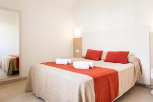卡兰博希Sagitario Menorca Mar Adults only的一间卧室配有一张大床和两个枕头