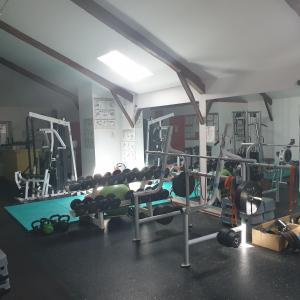 茅尔斯国际之家克吕泽尔酒店的健身房,配备许多重量训练器材