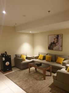 吉达المهيدب للوحدات السكنيه - البوادي的带沙发和咖啡桌的客厅