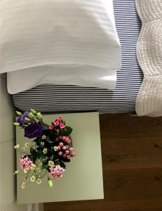 玛丽亚温泉Galerie Suites的一张桌子,床上放着鲜花