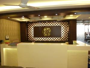 孟买Hotel Orient Palace的大堂设有墙上标牌的柜台