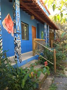韦尔卡鲍Entre Montanhas Capão的蓝色外墙和门廊的房子