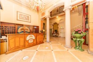 韦尔巴尼亚帕兰扎酒店的一间大房间,地板上设有柱子和花瓶