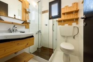 纳乌萨拉吉斯甜蜜旅馆的浴室配有卫生间、盥洗盆和淋浴。