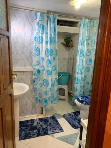 Cozy Home in Azrou的一间浴室