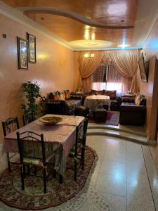 艾兹鲁Cozy Home in Azrou的客厅配有桌子和沙发