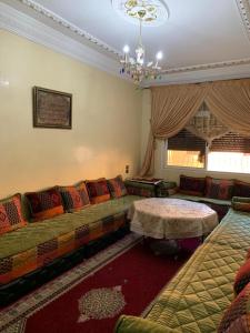 艾兹鲁Cozy Home in Azrou的客厅配有沙发和桌子