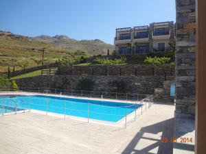 卡利斯托斯Aegea Hotel的大楼前的游泳池