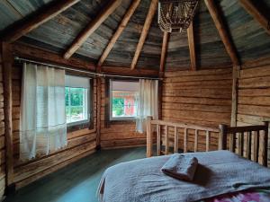 VolttiLapuanjoen Rantakeidas的木屋内的卧室配有一张床