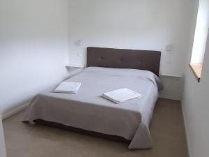 莱德罗Casa GABRI的一间卧室配有一张床,上面有两条毛巾