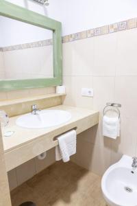 科尼尔-德拉弗龙特拉Hotel Marhava的一间带水槽、镜子和卫生间的浴室