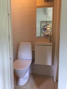 奇维克Gladeholm的浴室配有白色卫生间和盥洗盆。