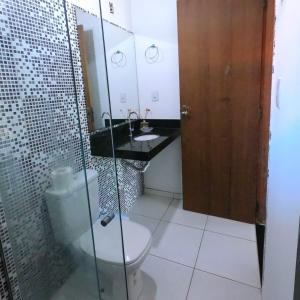 巴拉格兰德Flats Maui的一间带卫生间和玻璃淋浴间的浴室
