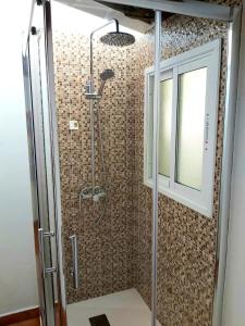 弗龙特拉Loft Con Encanto的浴室里设有玻璃门淋浴