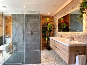坎特伯雷Hambrook House Canterbury - NEW luxury guest house with ESPA Spa complex的一间带玻璃淋浴和水槽的浴室