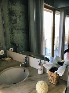 CastedoQuinta de Santa Marinha的一间带水槽和大镜子的浴室
