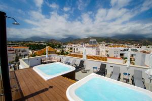 内尔哈NERJA-CENTRO-JACUZZI- MIRADOR DE LA ERMITA- Adults Recommended的阳台设有2个屋顶游泳池