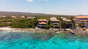克拉伦代克One Ocean Boutique Apartments & Suites Bonaire的享有度假胜地和海洋的空中景致