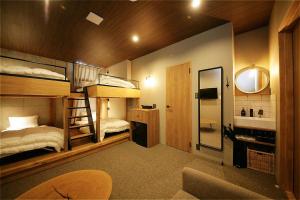 ZONK HOTEL Tenjin-Watanabedori客房内的一张或多张双层床