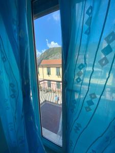 蒙特罗索阿尔马雷Raggi di Sole的透过带蓝色窗帘的窗户欣赏美景