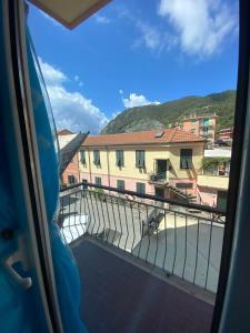 蒙特罗索阿尔马雷Raggi di Sole的从火车窗户可欣赏到阳台的景色