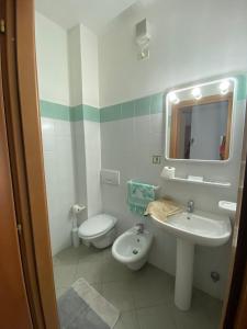 蒙特罗索阿尔马雷Raggi di Sole的一间带水槽、卫生间和镜子的浴室