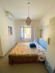 蒙特罗索阿尔马雷Raggi di Sole的一间小卧室,卧室内配有一张床铺