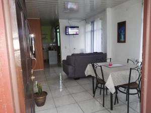 福尔图纳Morpho Casa Vacacional的客厅配有桌子和沙发