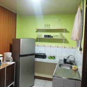 福尔图纳Morpho Casa Vacacional的厨房配有冰箱和水槽