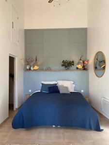 GondrinChez Brunet chambres d'hôtes et gîte的一间卧室配有蓝色的床和蓝色的毯子