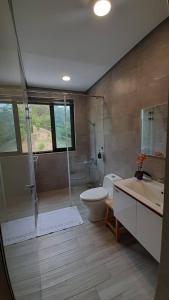 Xihu印象莊園包棟民宿,一日一組客人,依人數開房的带淋浴、卫生间和盥洗盆的浴室
