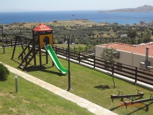 卡利斯托斯Aegea Hotel的一个带滑梯和滑梯的游乐场