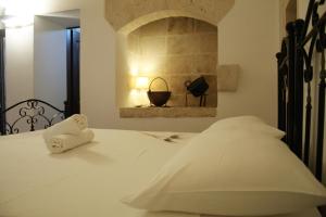 利扎诺Masseria San Vito - Agriturismo的卧室配有1张白色床和壁炉