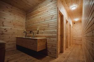 LeplyavoGlamping Mandra Kanev的木墙内带水槽的浴室
