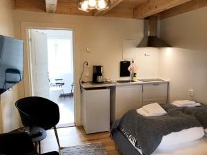 Valsøyfjord瓦尔索亚假日公园的客房设有带床和柜台的厨房