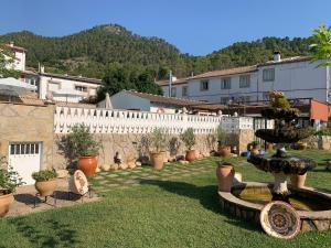 科托里奥斯米拉塞拉酒店的一个带喷泉和白色围栏的花园