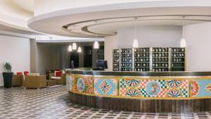 夏卡MClub Cala Regina的酒店大堂设有酒吧和酒窖