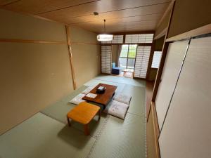 白滨Hotel Isodokei的一间房间,房间内设有两张桌子和长凳
