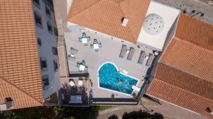 埃雷索斯Eressian Hotel & Hammam Spa的享有带游泳池的大楼的顶部景致