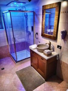 SalcedoCasa Ronzani B&B的一间带水槽和淋浴的浴室